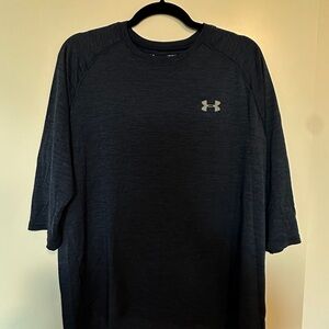 Under Armour Athletic Men’s Mid Sleeve Shirt. Large